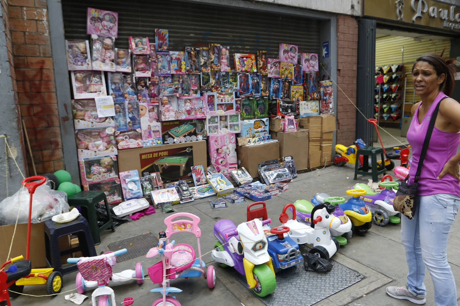 ¡HAY QUE ESTIRAR LOS REALES! “Mantengo la ilusión”: Padres “cazan” ofertas para comprar estrenos a sus hijos